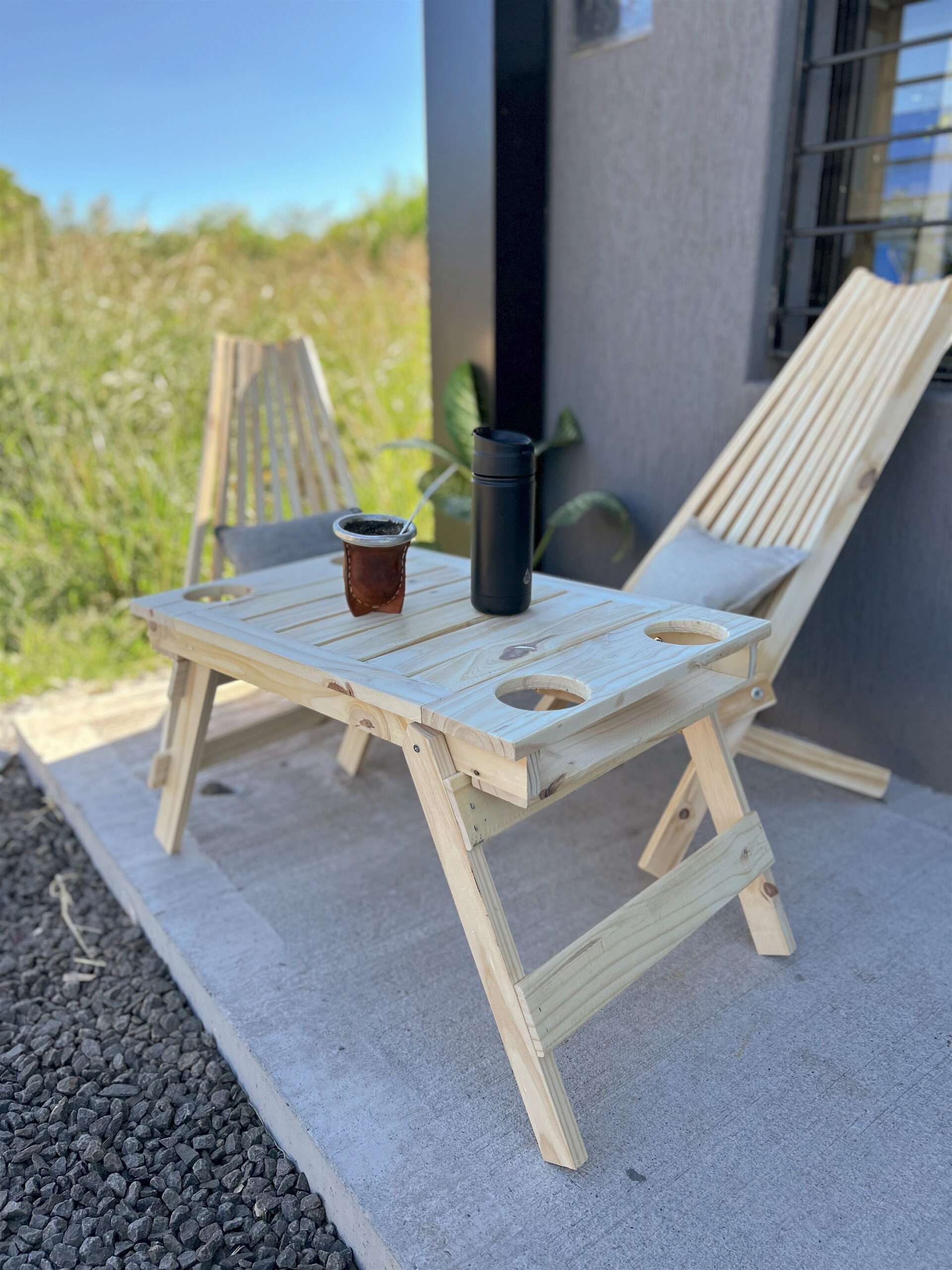 Mesa cervecera con apoya vasos