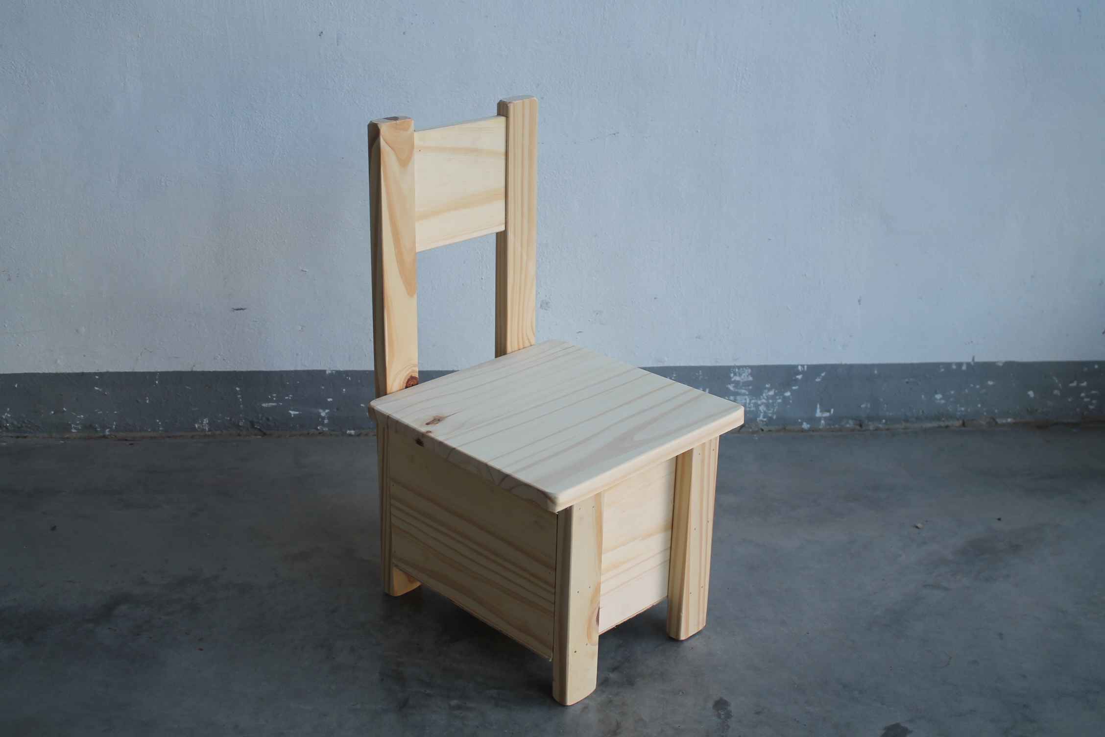 silla niño con baúl